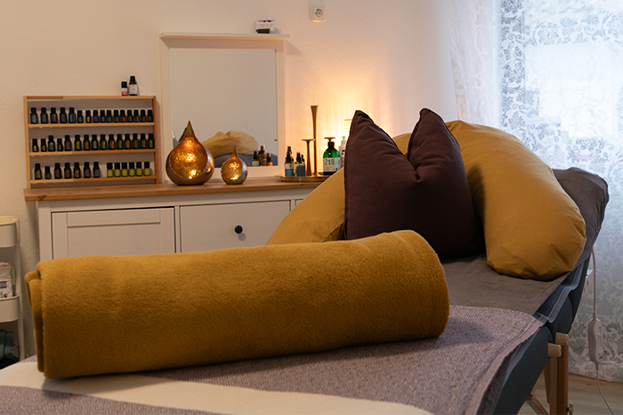 Eine Massage-Liege mit Kissen und Handtüchern in der Hebammenpraxis in Erlangen