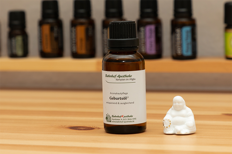 Aromatherapie Eine Flasche "Geburtsöl", stellvertretend für Aromatherapie zur Unterstützung von Beschwerden in der Schwangerschaft und bei Geburt
