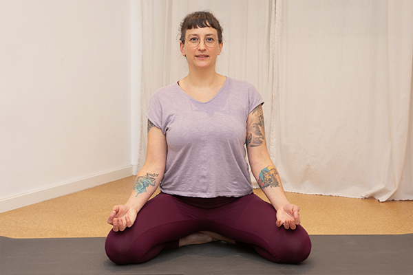 Hebamme Verena Gröschell sitzt auf einer Yogamatte